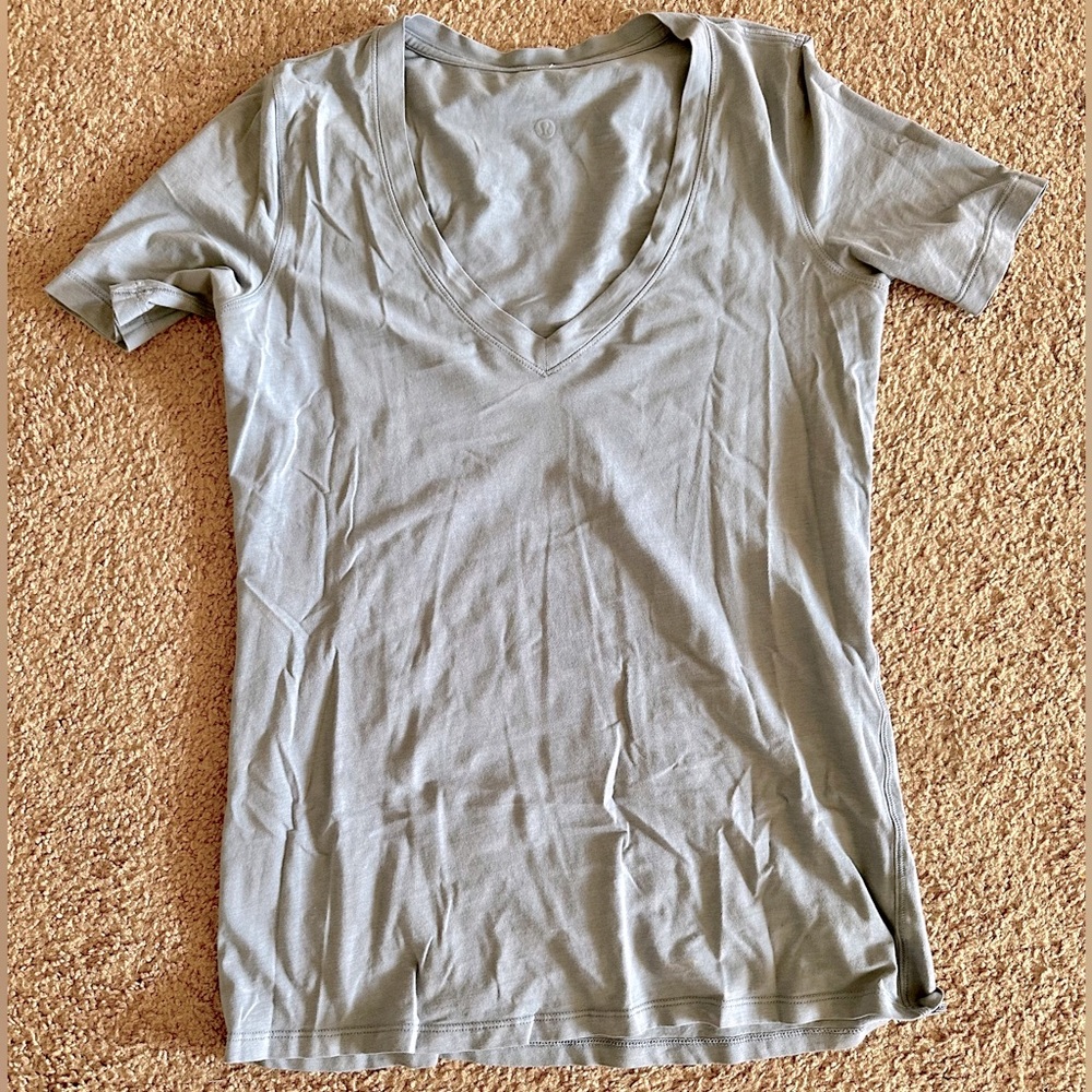 lululemon Womens V Neck t-shirt 4 gray/blue *pima cotton
